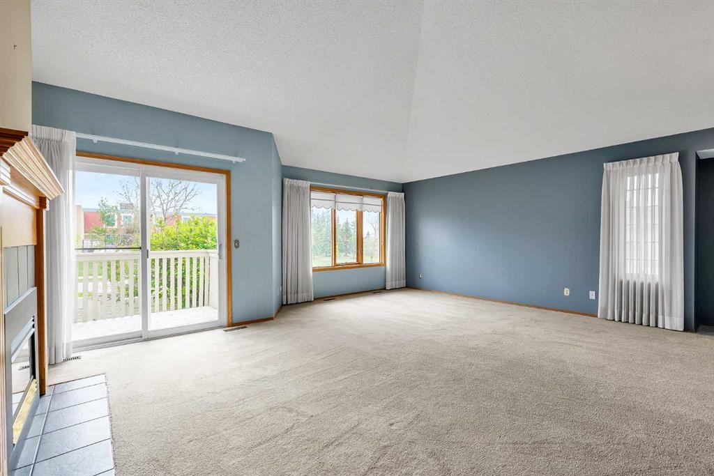 8 Edgepark Villas Nw, Calgary, AB - Indoor Photo Showing Other Room