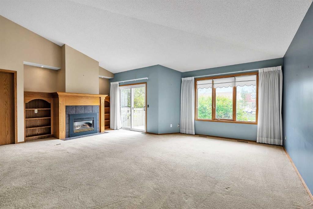 8 Edgepark Villas Nw, Calgary, AB - Indoor With Fireplace