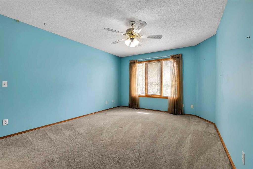 8 Edgepark Villas Nw, Calgary, AB - Indoor Photo Showing Other Room