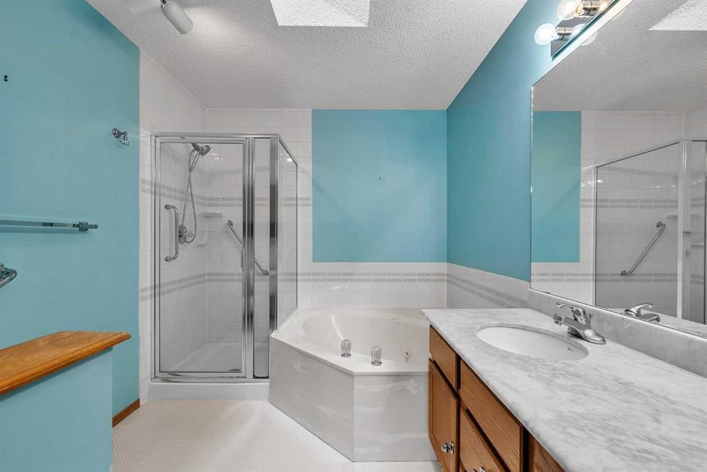 8 Edgepark Villas Nw, Calgary, AB - Indoor Photo Showing Bathroom