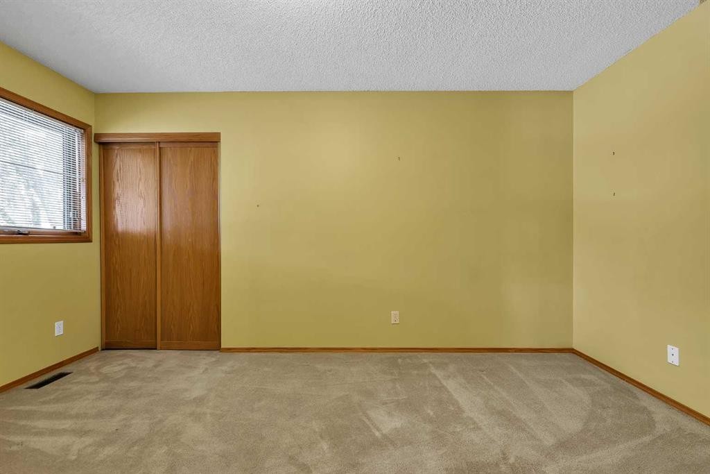 8 Edgepark Villas Nw, Calgary, AB - Indoor Photo Showing Other Room