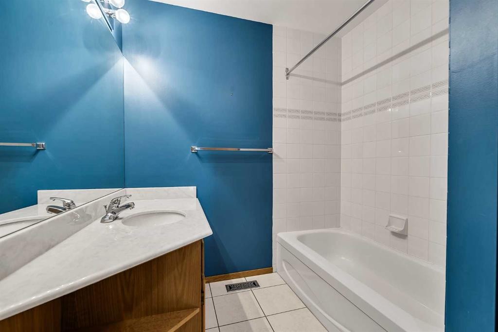 8 Edgepark Villas Nw, Calgary, AB - Indoor Photo Showing Bathroom