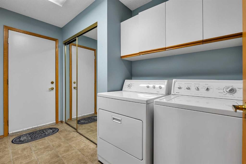 8 Edgepark Villas Nw, Calgary, AB - Indoor Photo Showing Laundry Room