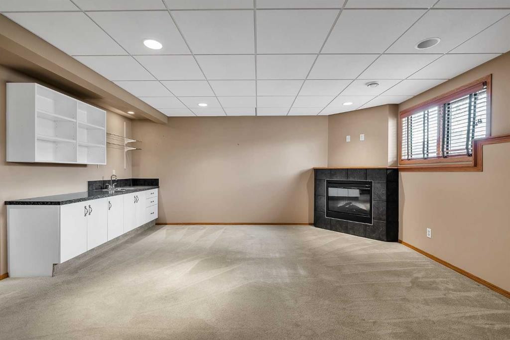 8 Edgepark Villas Nw, Calgary, AB - Indoor With Fireplace