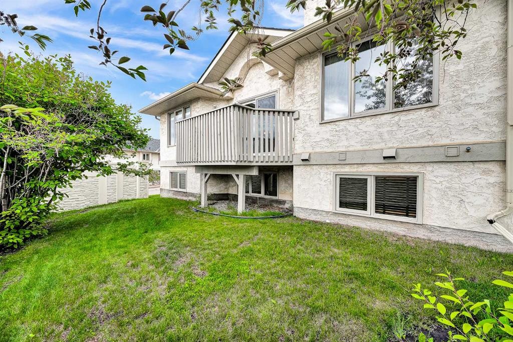 8 Edgepark Villas Nw, Calgary, AB - Outdoor
