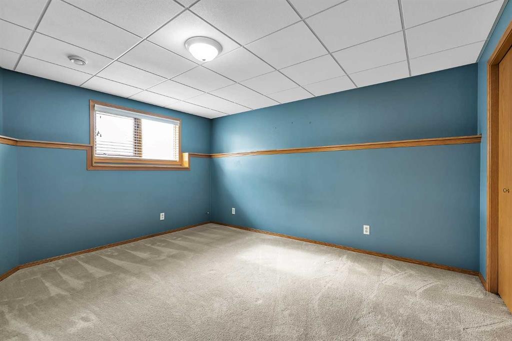 8 Edgepark Villas Nw, Calgary, AB - Indoor Photo Showing Other Room