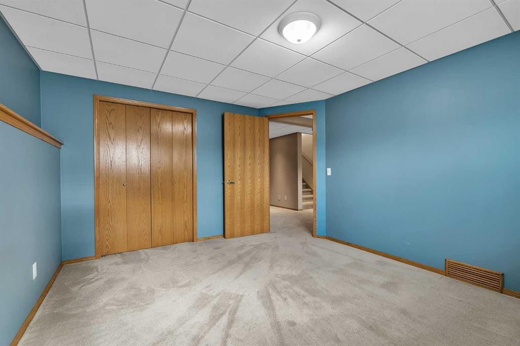 8 Edgepark Villas Nw, Calgary, AB - Indoor Photo Showing Other Room
