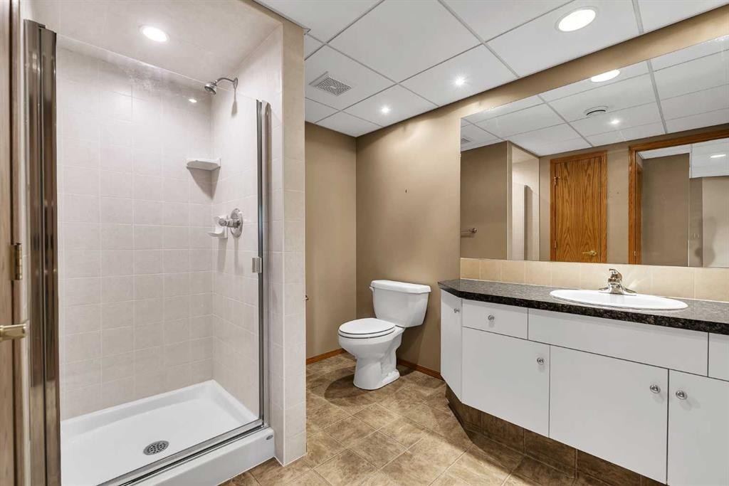 8 Edgepark Villas Nw, Calgary, AB - Indoor Photo Showing Bathroom