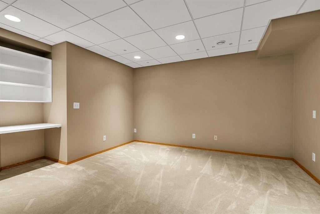 8 Edgepark Villas Nw, Calgary, AB - Indoor Photo Showing Other Room