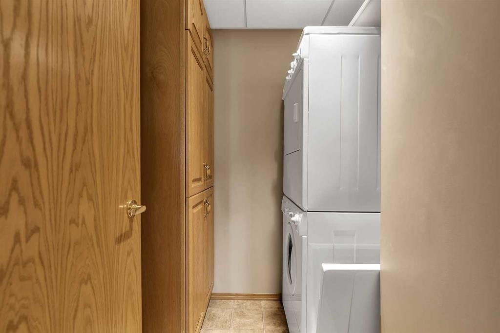8 Edgepark Villas Nw, Calgary, AB - Indoor Photo Showing Laundry Room