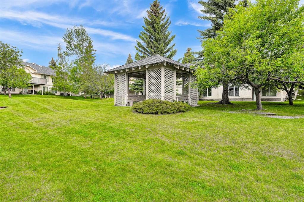 8 Edgepark Villas Nw, Calgary, AB - Outdoor