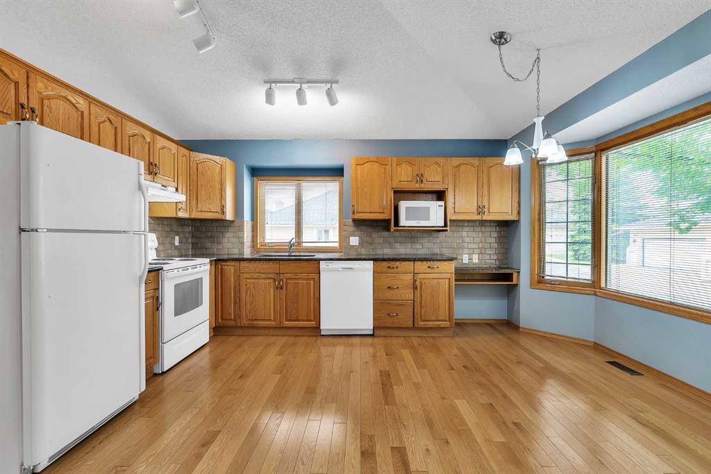 8 Edgepark Villas Nw, Calgary, AB - Indoor Photo Showing Kitchen