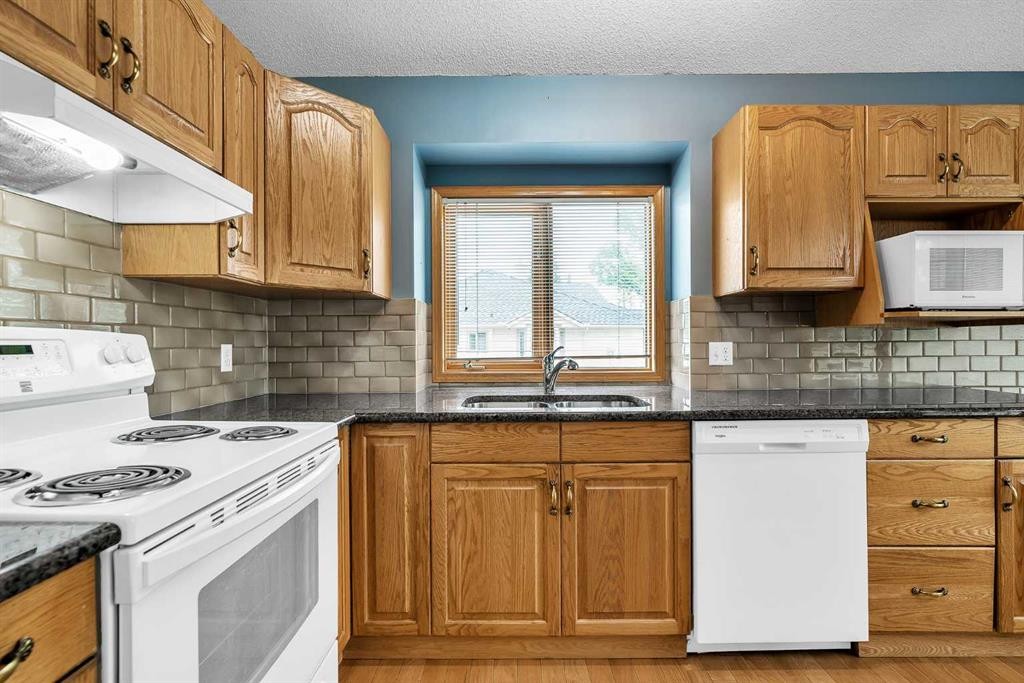 8 Edgepark Villas Nw, Calgary, AB - Indoor Photo Showing Kitchen With Double Sink