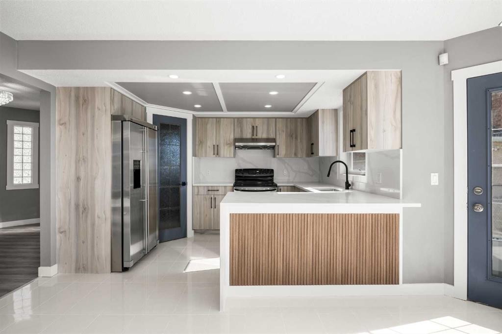 151 Coral Shores Landing Ne, Calgary, AB - Indoor Photo Showing Kitchen