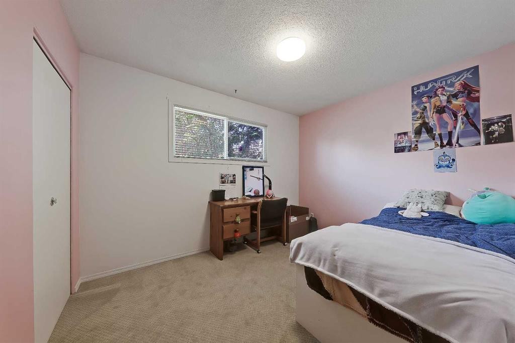 4315 Charleswood Drive Nw, Calgary, AB - Indoor Photo Showing Bedroom