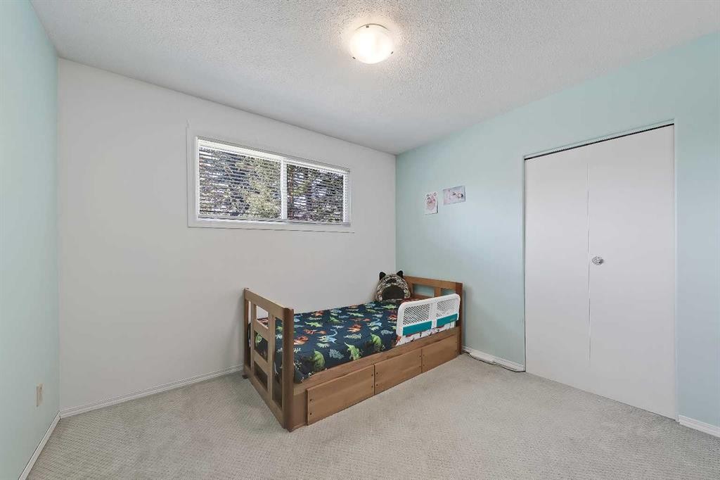 4315 Charleswood Drive Nw, Calgary, AB - Indoor Photo Showing Bedroom