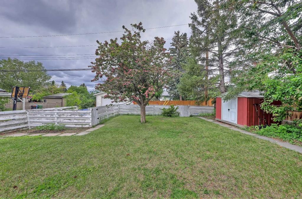 4315 Charleswood Drive Nw, Calgary, AB - Outdoor