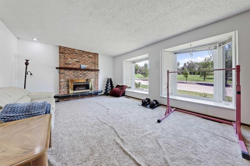 4315 Charleswood Drive Nw, Calgary, AB - Indoor With Fireplace