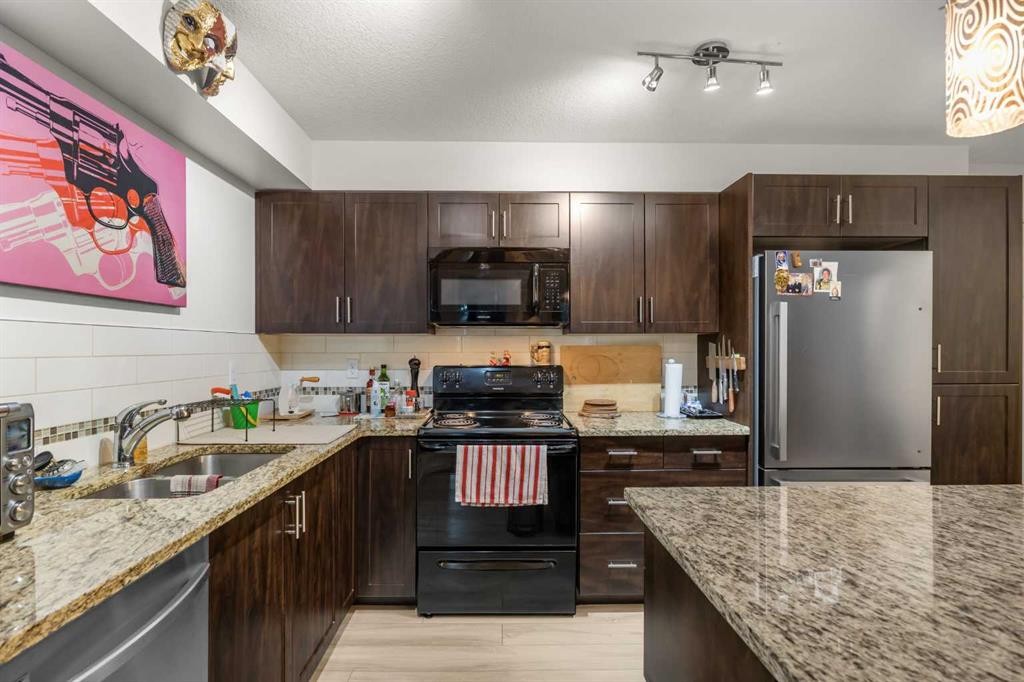 5209-279 Copperpond Common Se, Calgary, AB - Indoor Photo Showing Kitchen With Double Sink
