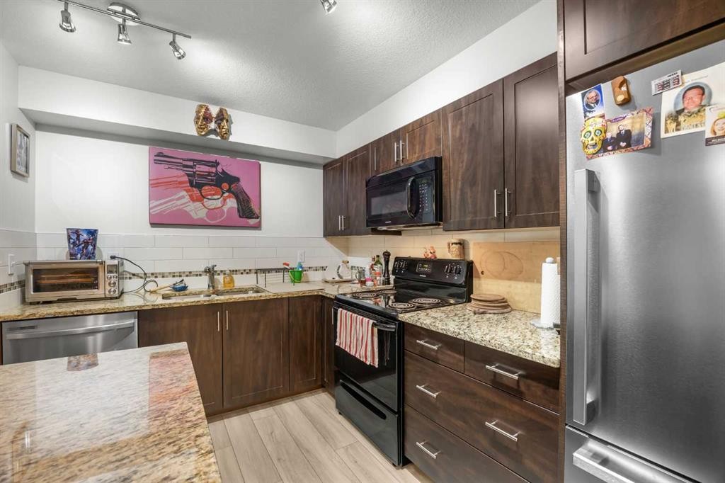 5209-279 Copperpond Common Se, Calgary, AB - Indoor Photo Showing Kitchen