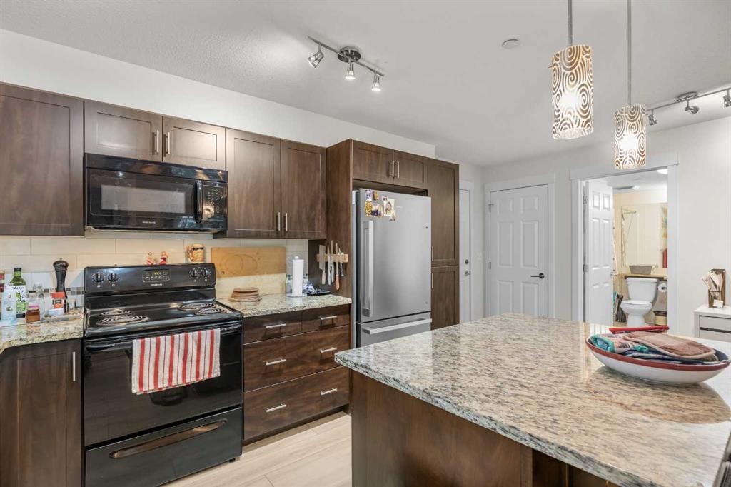 5209-279 Copperpond Common Se, Calgary, AB - Indoor Photo Showing Kitchen