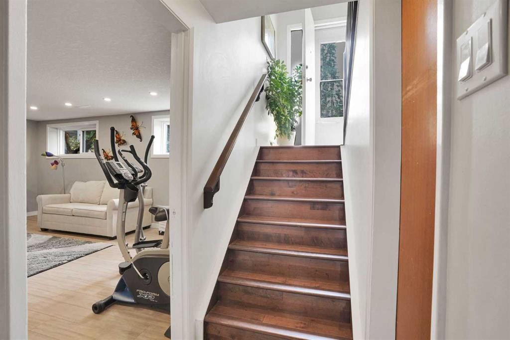 5212 Valiant Drive Nw, Calgary, AB