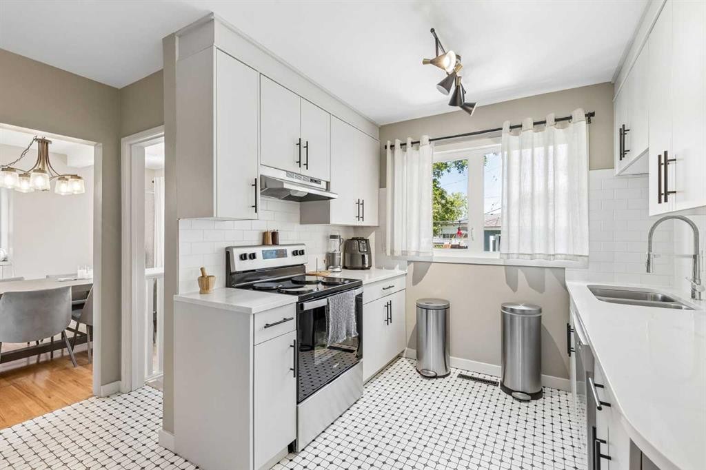 4936 Worcester Drive Sw, Calgary, AB - Indoor Photo Showing Kitchen With Double Sink