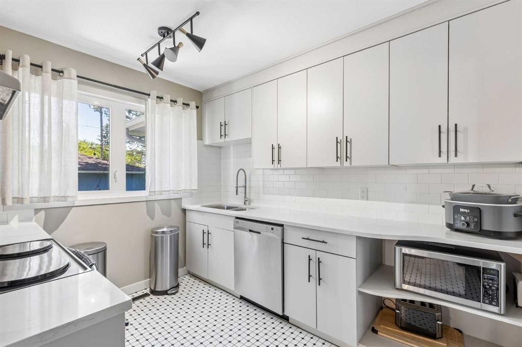 4936 Worcester Drive Sw, Calgary, AB - Indoor Photo Showing Kitchen With Upgraded Kitchen