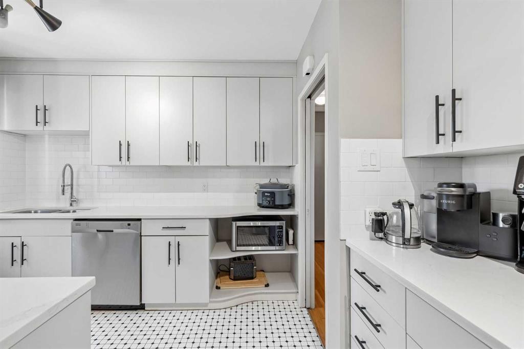 4936 Worcester Drive Sw, Calgary, AB - Indoor Photo Showing Kitchen With Upgraded Kitchen