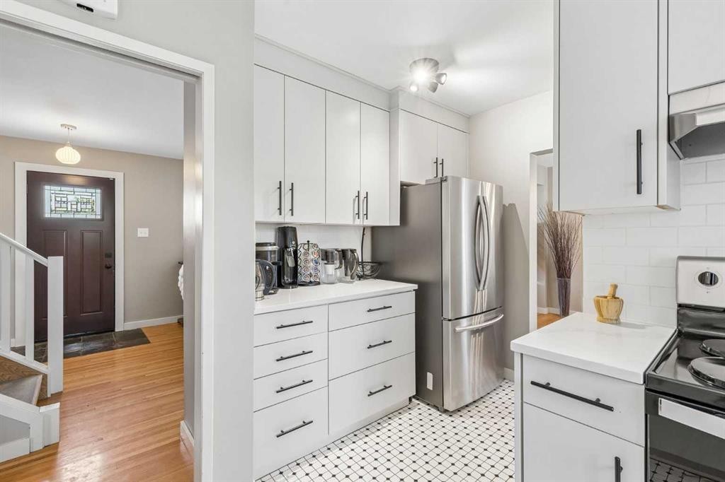 4936 Worcester Drive Sw, Calgary, AB - Indoor Photo Showing Kitchen
