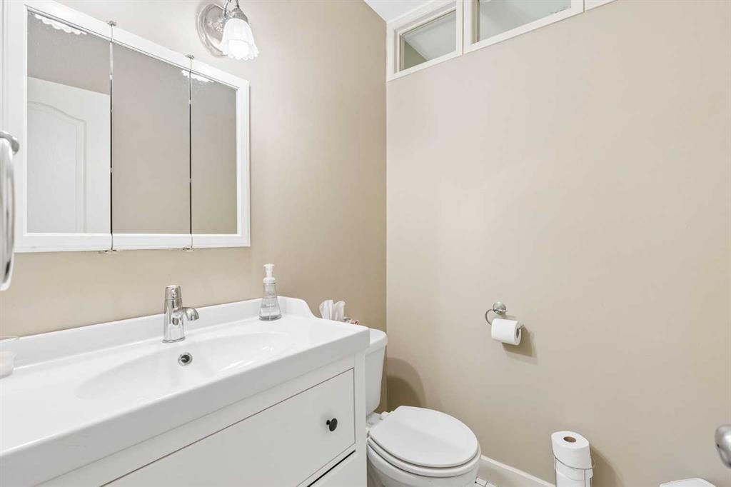 4936 Worcester Drive Sw, Calgary, AB - Indoor Photo Showing Bathroom