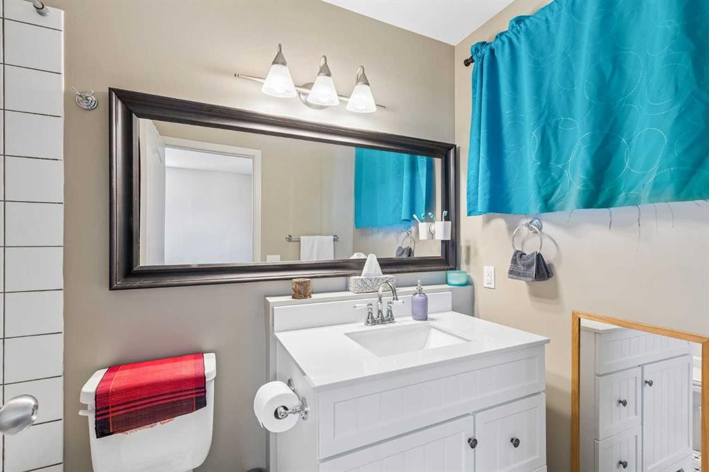 4936 Worcester Drive Sw, Calgary, AB - Indoor Photo Showing Bathroom