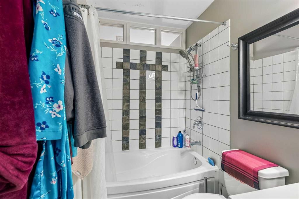 4936 Worcester Drive Sw, Calgary, AB - Indoor Photo Showing Bathroom