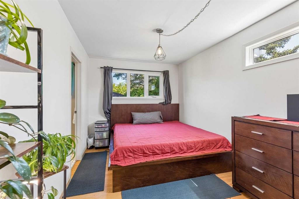 4936 Worcester Drive Sw, Calgary, AB - Indoor Photo Showing Bedroom
