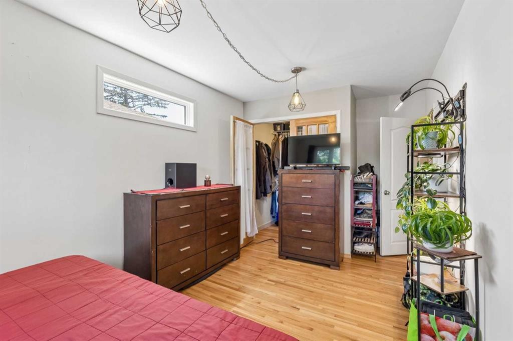 4936 Worcester Drive Sw, Calgary, AB - Indoor Photo Showing Bedroom