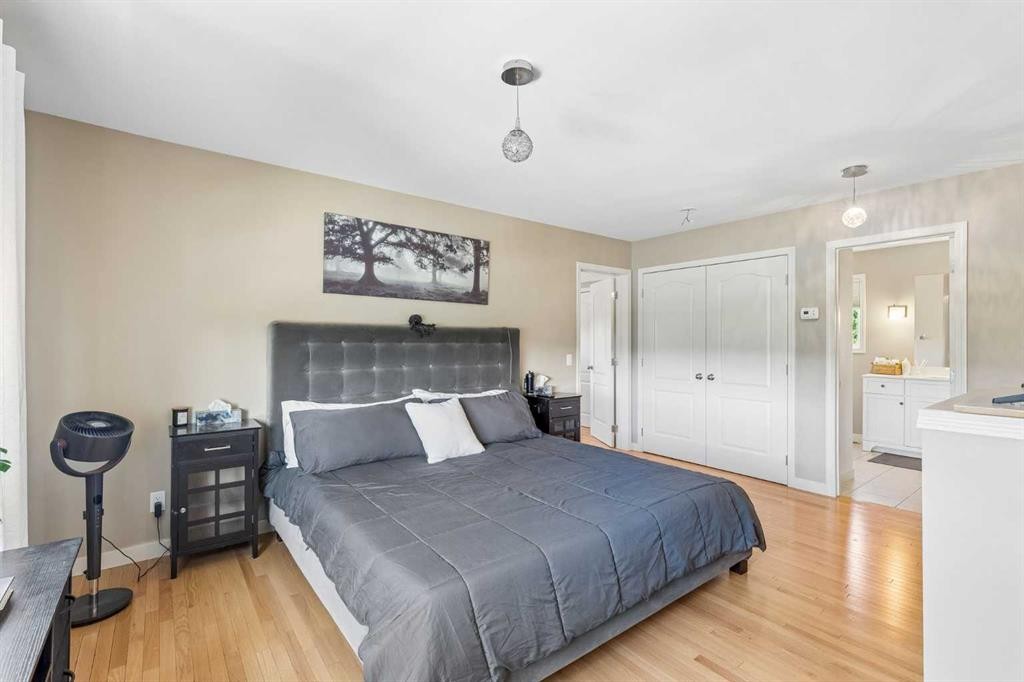 4936 Worcester Drive Sw, Calgary, AB - Indoor Photo Showing Bedroom