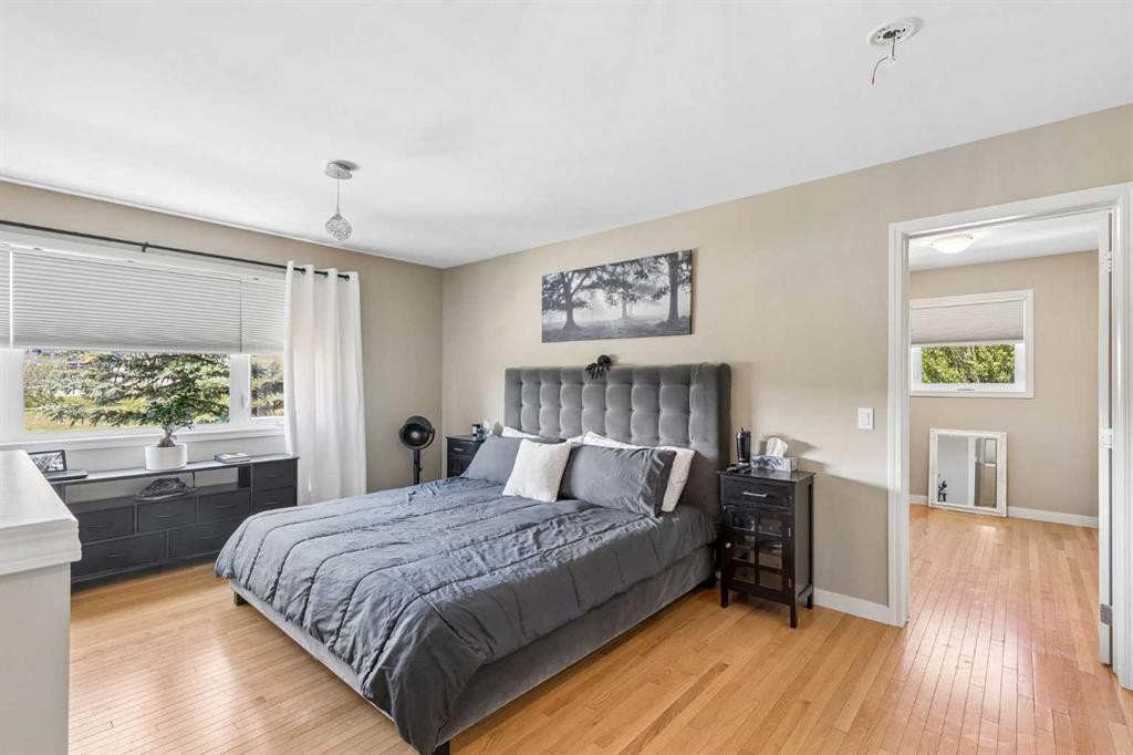 4936 Worcester Drive Sw, Calgary, AB - Indoor Photo Showing Bedroom