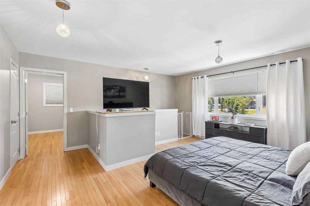 4936 Worcester Drive Sw, Calgary, AB - Indoor Photo Showing Bedroom