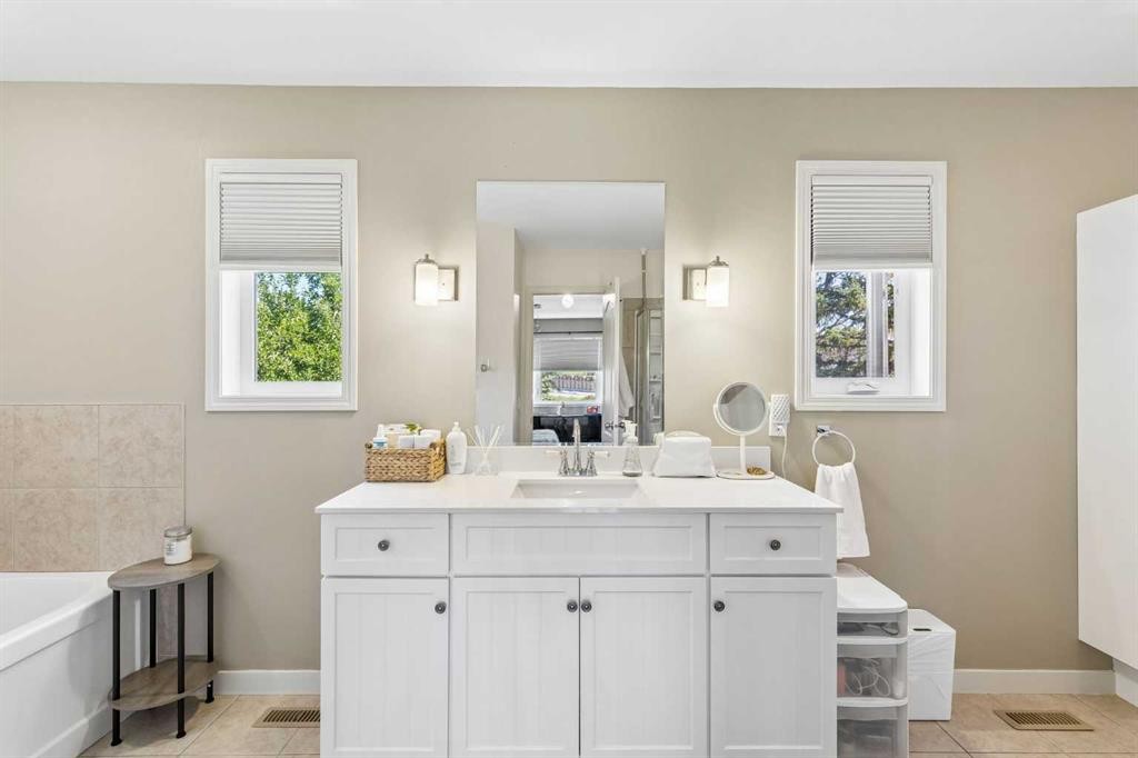 4936 Worcester Drive Sw, Calgary, AB - Indoor Photo Showing Bathroom