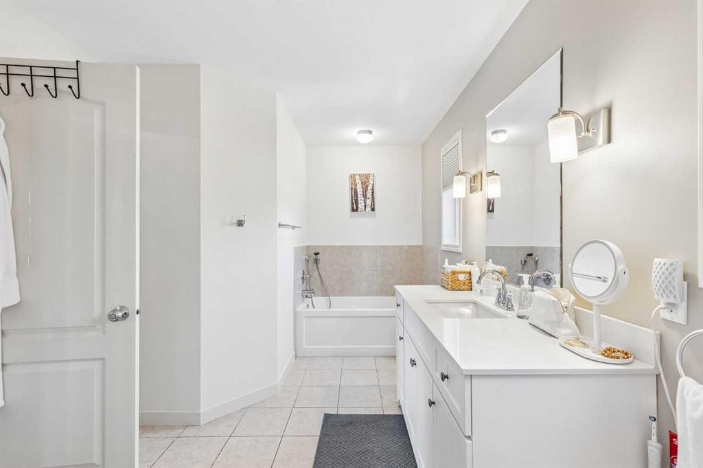 4936 Worcester Drive Sw, Calgary, AB - Indoor Photo Showing Bathroom