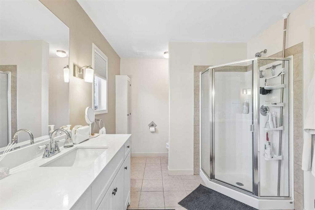 4936 Worcester Drive Sw, Calgary, AB - Indoor Photo Showing Bathroom