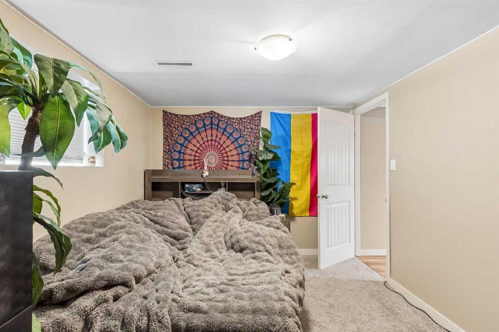 4936 Worcester Drive Sw, Calgary, AB - Indoor Photo Showing Bedroom