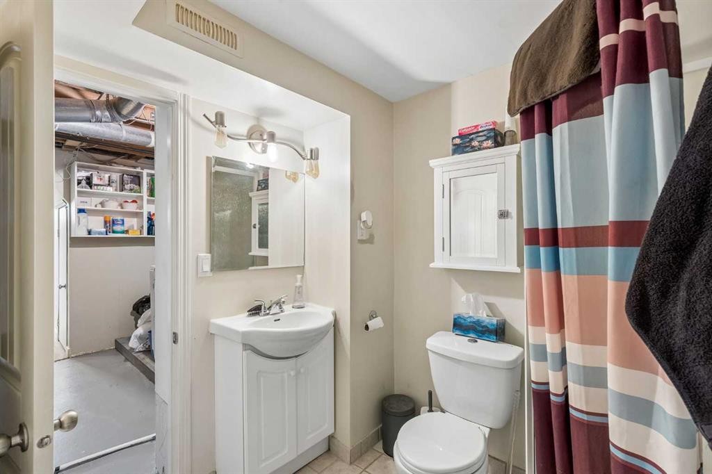 4936 Worcester Drive Sw, Calgary, AB - Indoor Photo Showing Bathroom