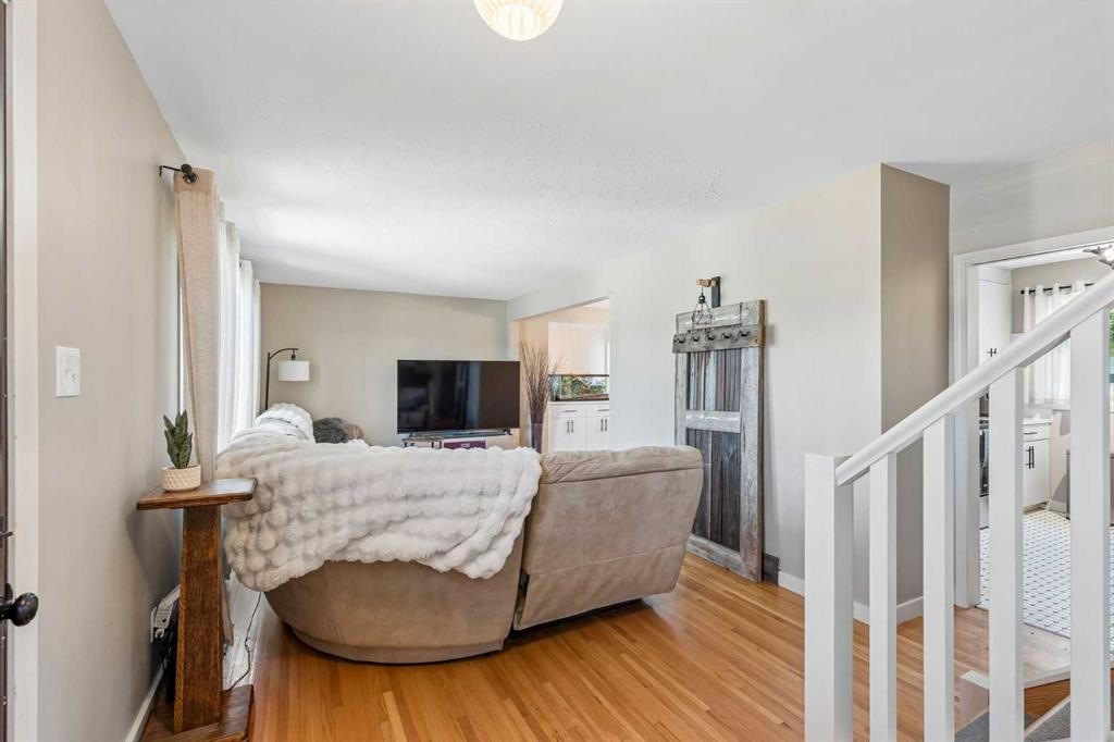 4936 Worcester Drive Sw, Calgary, AB - Indoor
