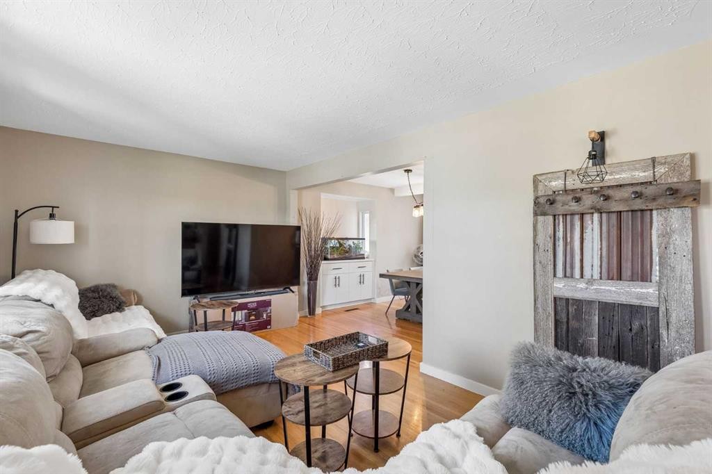 4936 Worcester Drive Sw, Calgary, AB - Indoor