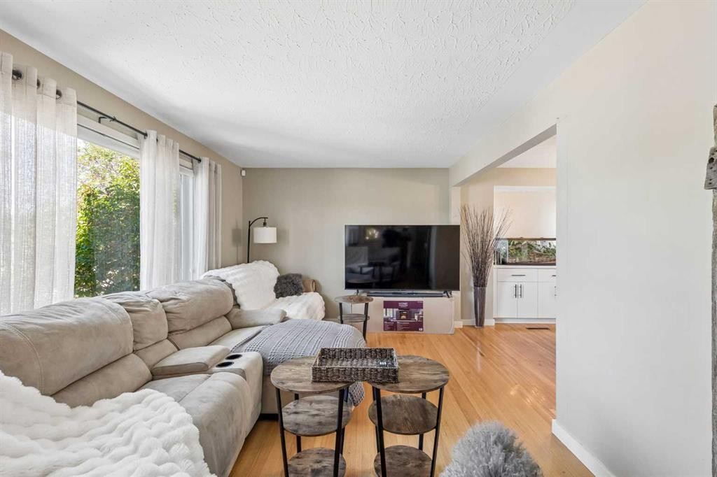 4936 Worcester Drive Sw, Calgary, AB - Indoor Photo Showing Living Room