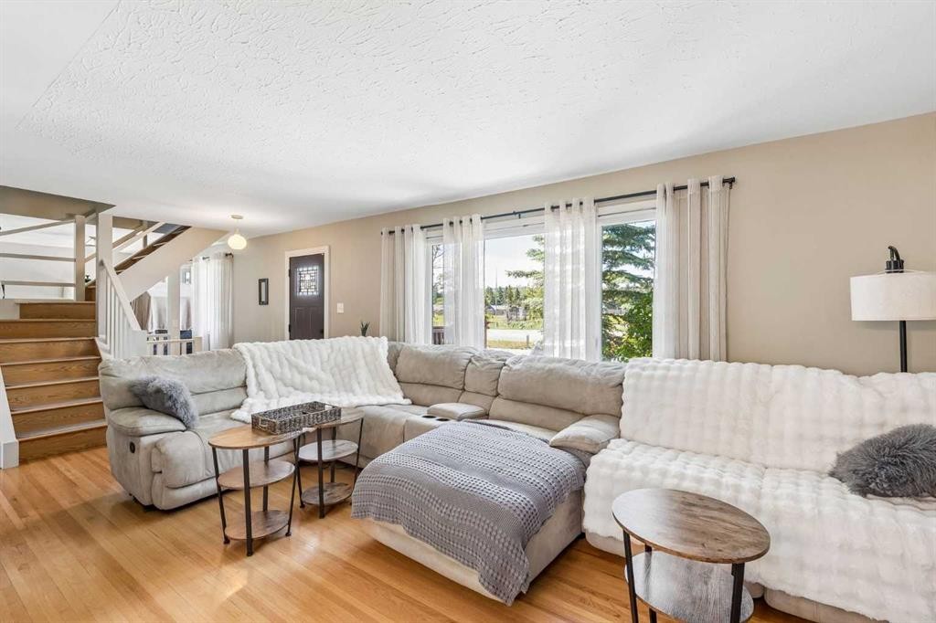 4936 Worcester Drive Sw, Calgary, AB - Indoor Photo Showing Living Room