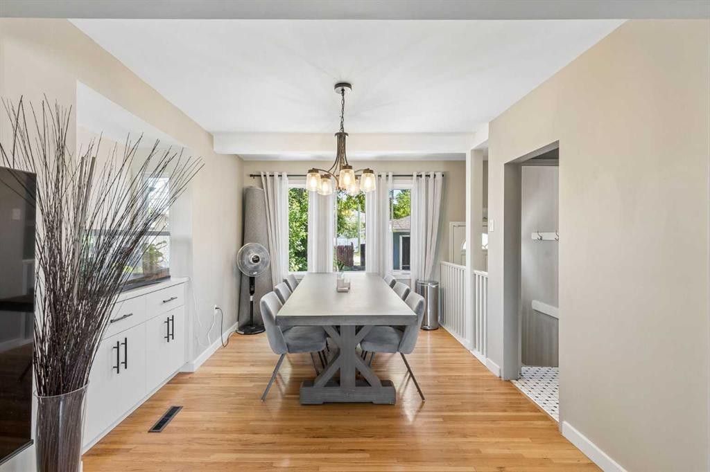4936 Worcester Drive Sw, Calgary, AB - Indoor Photo Showing Dining Room