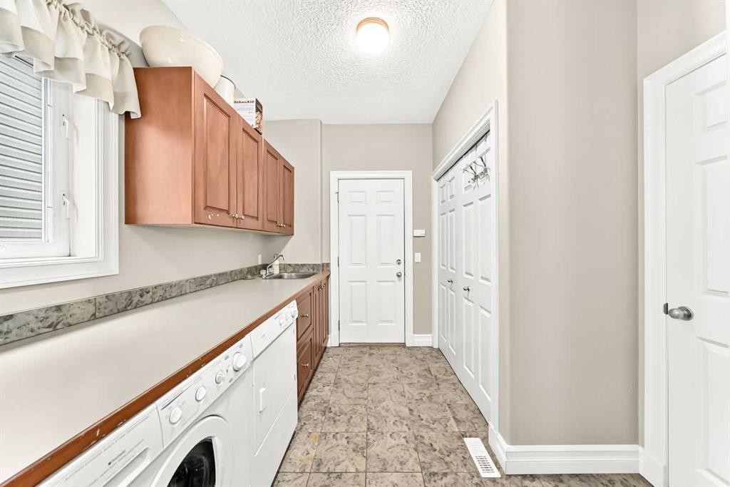 1748 Hidden Creek Way Nw, Calgary, AB - Indoor Photo Showing Laundry Room