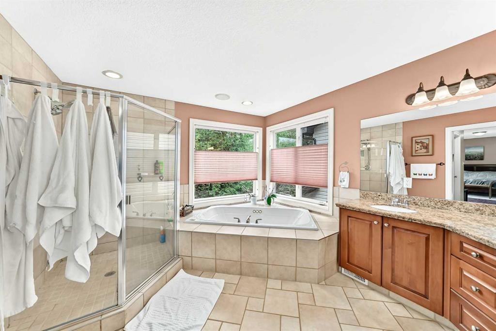 1748 Hidden Creek Way Nw, Calgary, AB - Indoor Photo Showing Bathroom